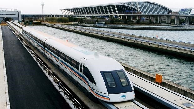 China empieza a probar con pasajeros su primer tren de levitación magnética