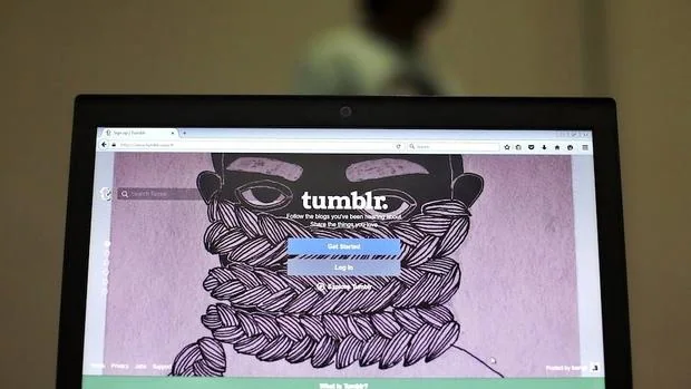 Un ordenador portátil muestra en pantalla la página web de Tumblr