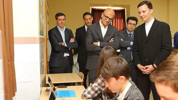 Satya Nadella, consejero delegado de Microsoft, en su visita al centro madrileño