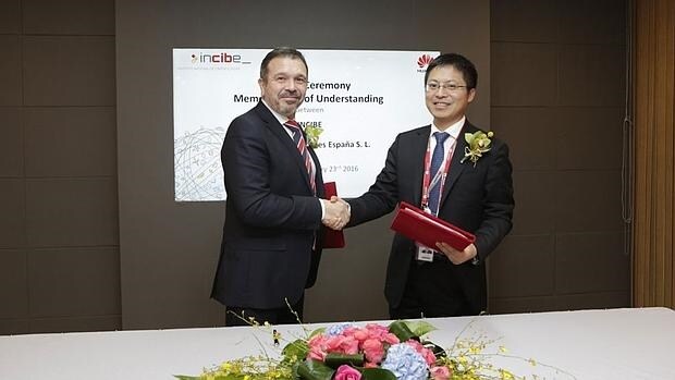 Miguel Rego, Director de INCIBE, y Tony Jin Yong, consejero delegado de Huawei en España, tras la firma del acuerdo