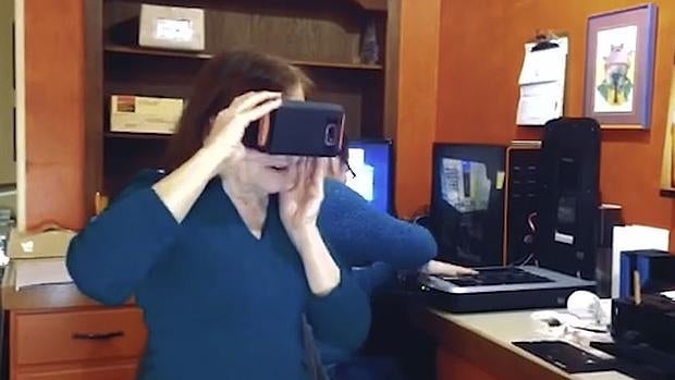 Las Google Cardboard devuelven la vista a una mujer tras ocho años sin visión