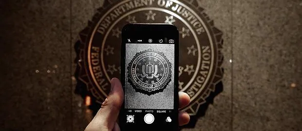 Un iPhone frente a la placa del FBI