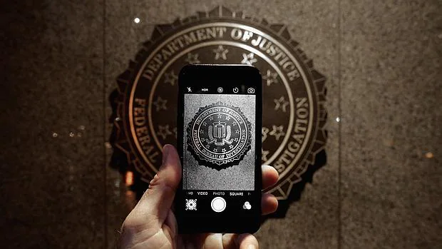 El FBI está preocupado ante la posibilidad de no poder espiar a través de WhatsApp
