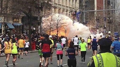 Momento de la explosión en el Maratón de Boston