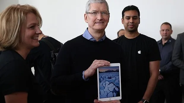 Tim Cook, CEO de Apple,. con el recién presentado iPad Pro