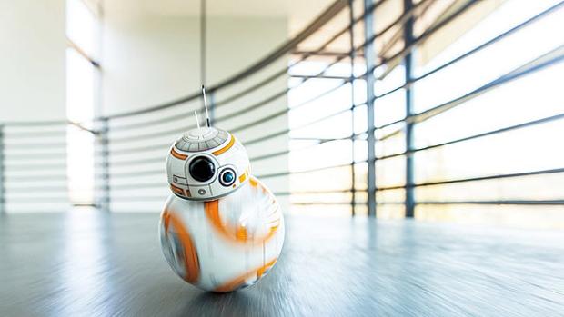 Detalle de un dispositivo, BB-8, droide inspirado en la saga Star Wars, que se conecta via Bluetooth