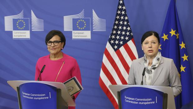 La comisaria europea de Justicia, Vera Jourová y la secretaria de Comercio de EE.UU., Penny Pritzker,