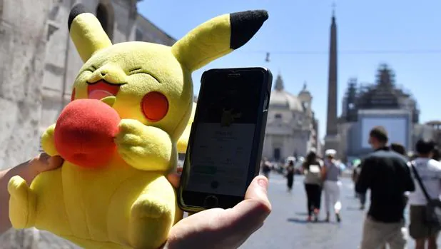 Un jugador de Pokémon Go en Roma