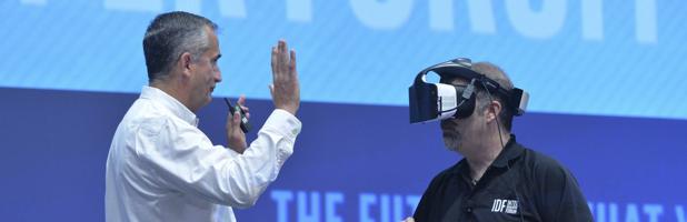 El consejero delegado de Intel, Brian Krzanich, en la presentación del casco de realidad virtual Proyecto Alloy