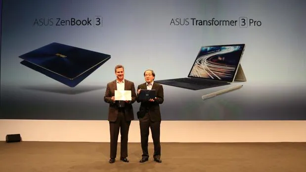 Chris Walker, de Intel (izq.), junto a Eric Chen, Vicepresidente Corporativo de ASUS (derecha) muestran el Asus ZenBook 3 y Transformer 3 Pro i
