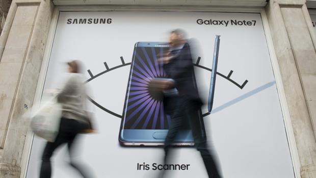 Peatones pasan delante de la tienda Samsung Experience Store en Londres, Reino Unido