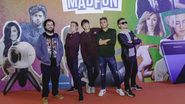 Jesús García y Silvia Velasco junto a los youtubers Yellow Mellow, Álvaro (Elvisa), OMGGlobalNews, Loulogio y Celopán durante la presentación del Samsung MADFUN