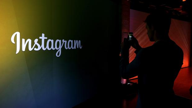 El logo de Instagram en las oficinas de Facebook en Menlo Park, California