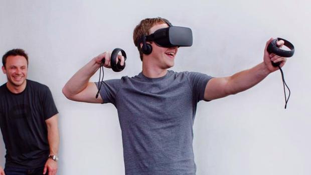 Mark Zuckberberg, fundador de Facebook, posa con las gafas de realidad virtual