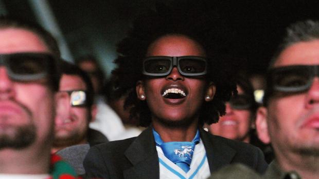 Varios espectadores lucen gafas para ver una película en 3D