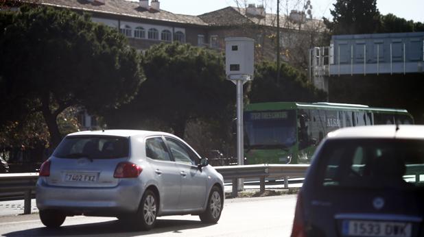 Detalle de un radar colocado en el Paseo de la Castellana, en Madrid