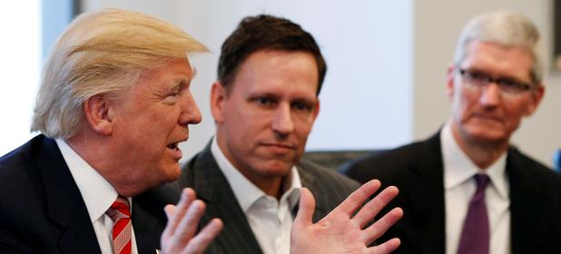 El presidente de EE.UU. Donald Trump, habla con el empresario Peter Thiel y el consejero delegado de Apple, Tim Cook