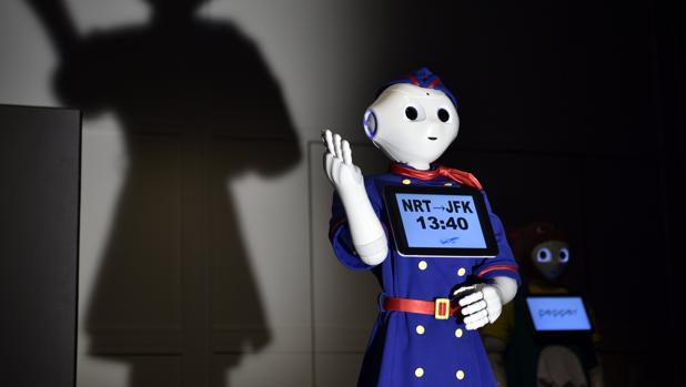 Un robot Pepper presenta un atuendo de azafata de vuelo durante un concurso de moda
