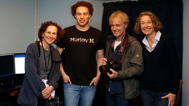 Marcus Hutchins posa con los periodistas de AP con los que sí ha hablado y han sido los únicos a los que ha invitado a su casa