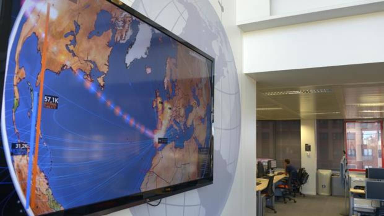 Uno de los paneles que se encuentran en las oficinas de este «búnker» de la seguridad informática