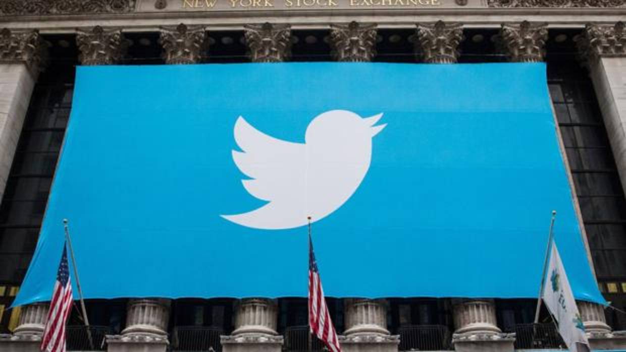 Cartel del logo de Twitter en una fachada