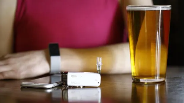 Pulsera, amrtphone y alcohólitro son la combinación de «DrnkPay»