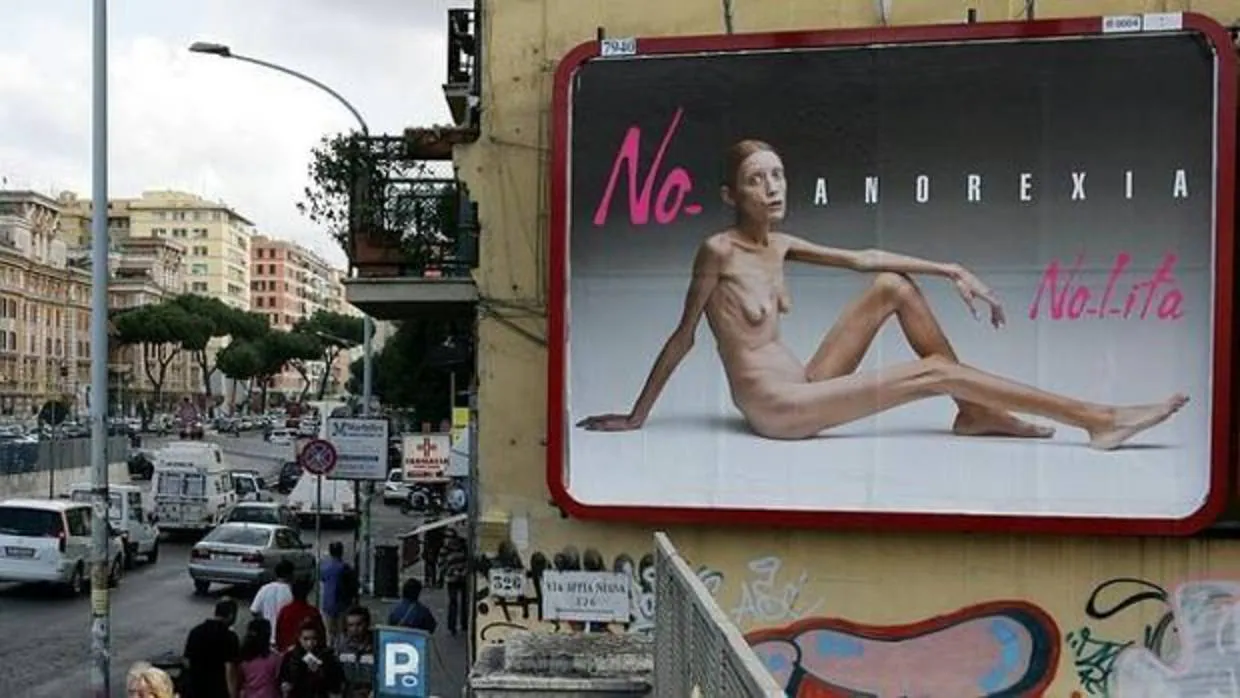 La modelo anoréxica Isabelle Caro, que falleció en 2010, en uno de los carteles que la hicieron famosa