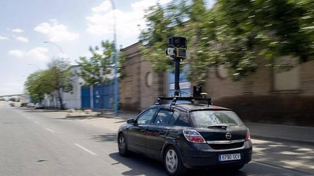Un coche de Google Street View, en las calles de Sevilla