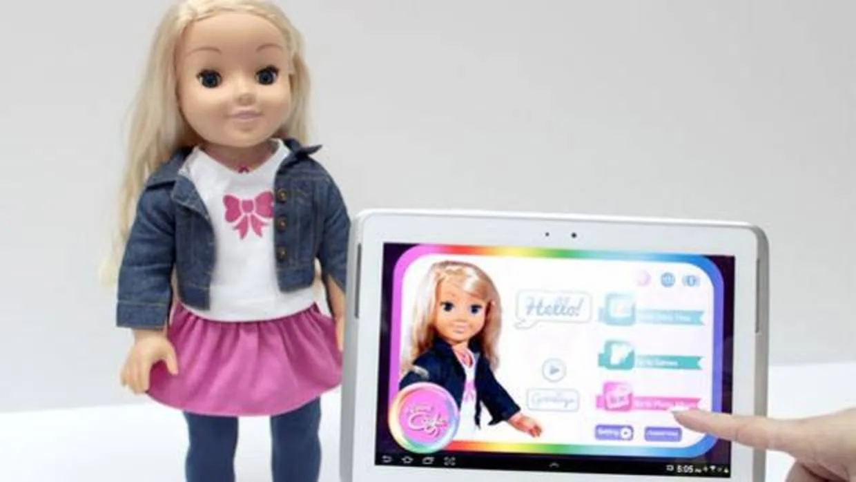 La muñeca Cayla se maneja a través de una «app» disponible en la Play Store y en App Store