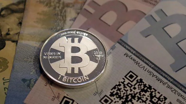 Moneda física con logotipo de bitcoin
