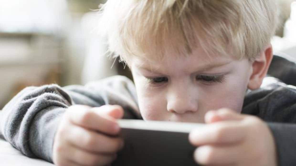Un niño juega con su smartphone