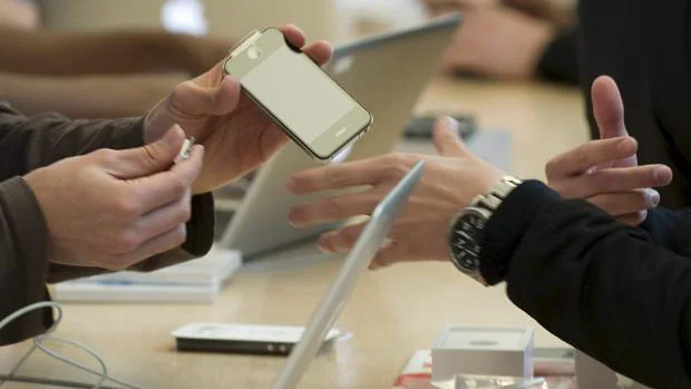 EE.UU. se une a la batalla contra la ralentización de los iPhones
