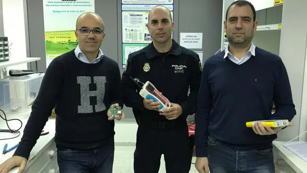 José Luis Herrero (izda.) y Jesús Lozano (dcha.), investigadores de la Universidad de Extremadura, junto al inspector jefe del grupo Tedax-NRBQ, José Miguel Sánchez, con el dispositivo de nariz electrónica