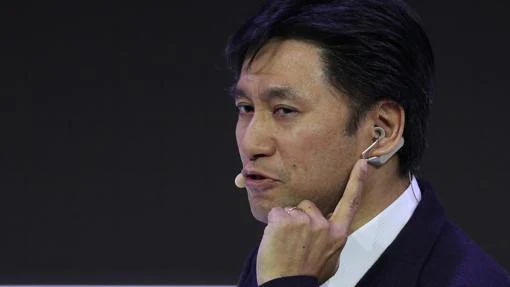 Hideyuki Furumi, vicepresidente de Sony con los Xperia Ear Duo