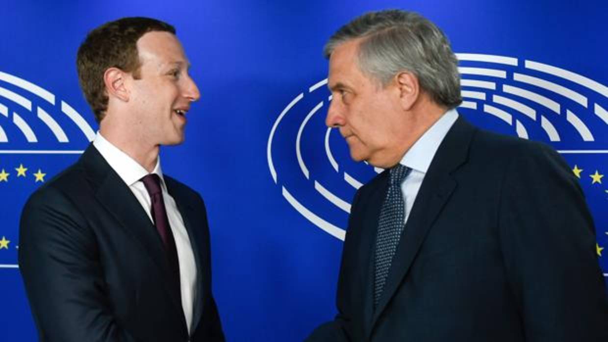 La cara sonriente de Zuckerberg contrasta con la seriedad mostrada por el presidente del Parlamento Europeo, Antonio Tajani