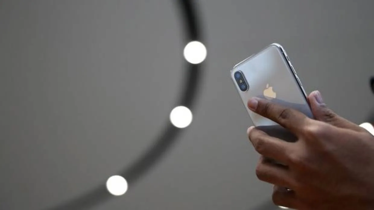 Esto es lo que quiere Apple para el iPhone del próximo año: tres modelos, pantalla OLED y tres cámaras