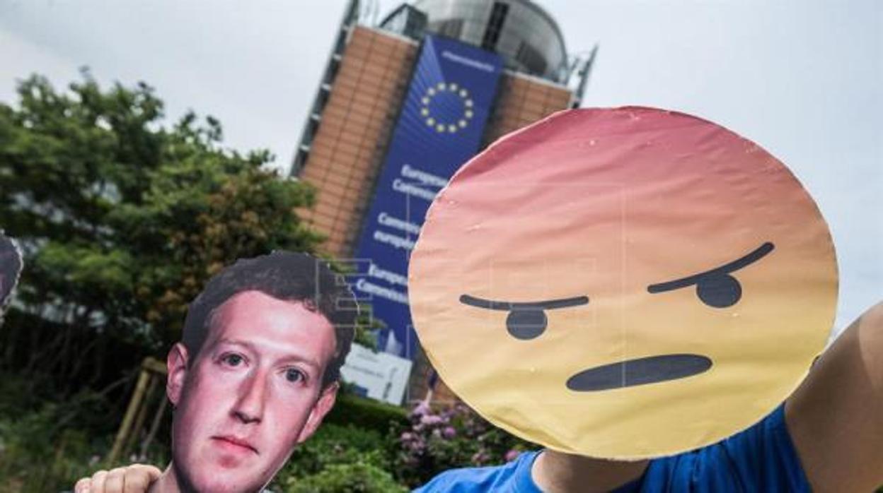 Las protestas se suceden en contra de Facebook y su creador, como ante el Parlamento Europeo