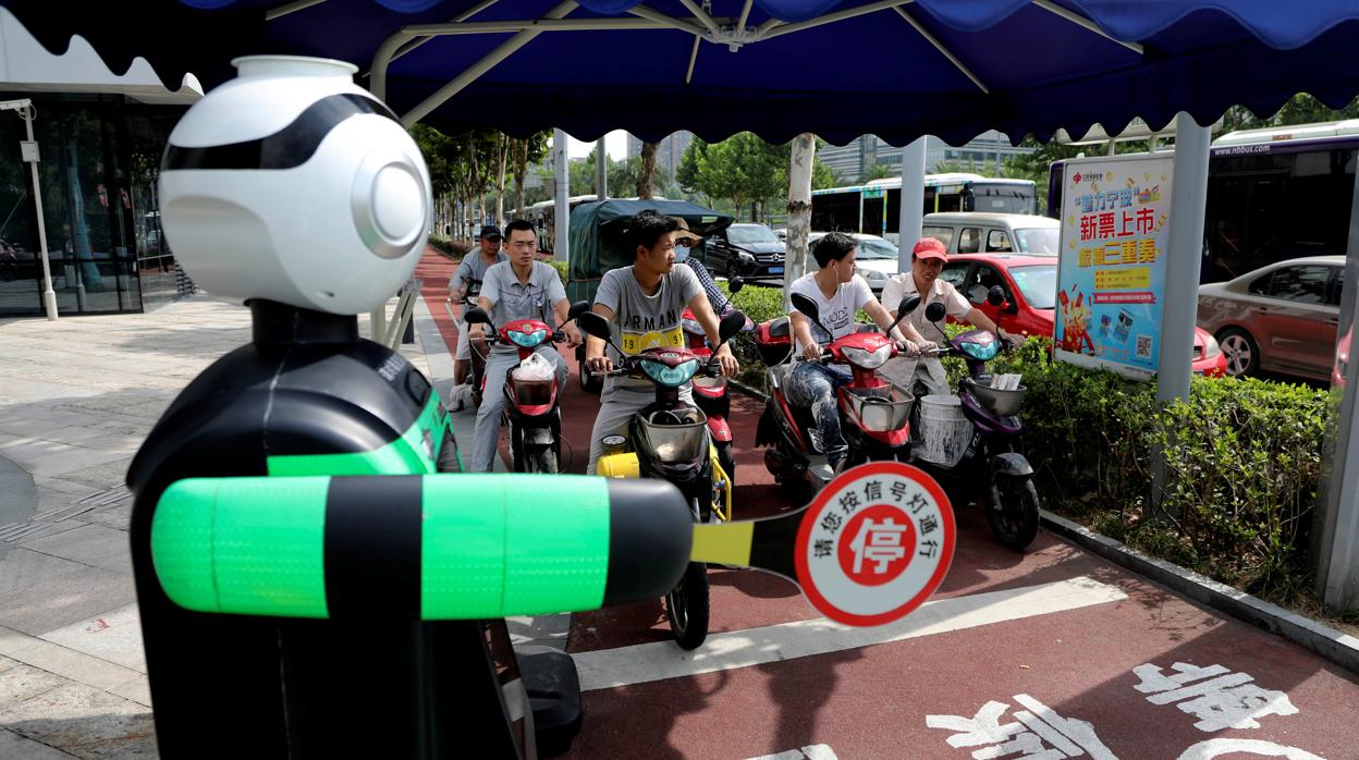 Un robot regula el tráfico en las calles de China