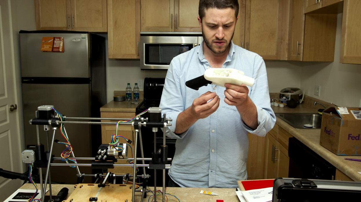 Cody Wilson con una pistola tipo «Liberator» creada íntegramente por una impresora 3D