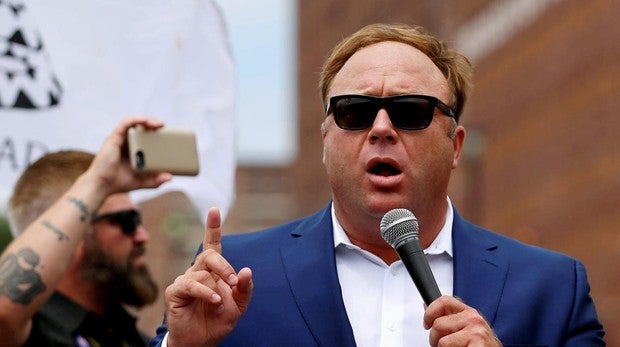 Quién es Alex Jones, el periodista conspiranoico vetado por YouTube, Facebook y Apple