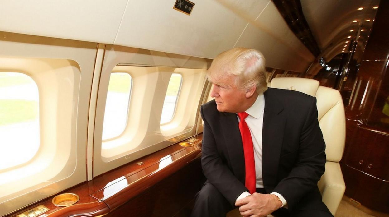 Donald Trump, presidente de Estados Unidos, abordo de su avión el «Air Force Trump»