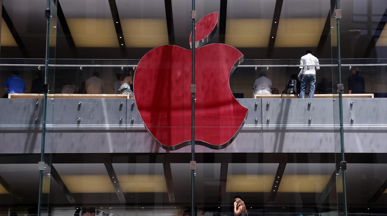 Logo de Apple en una tienda en Sydney