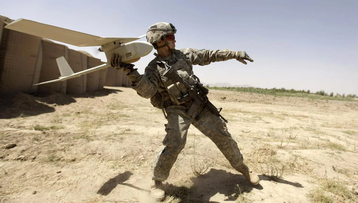 Un soldado del Ejército norteamericano se prepara para hacer volar un drone