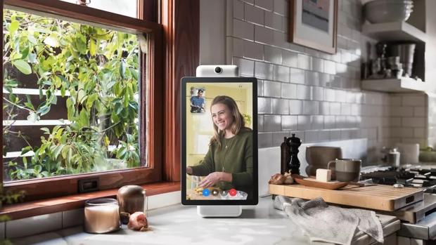 Facebook presenta Portal, la excusa para poner un micrófono y una cámara en tu salón