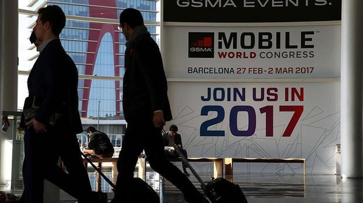 Varios asistentes durante la pasada edición del Mobile World Congress de Barcelona