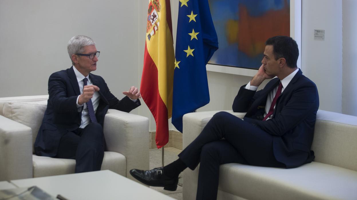 El Presidente del Gobierno, Pedro Sánchez, con Tim Cook, CEO de Apple, en La Moncloa