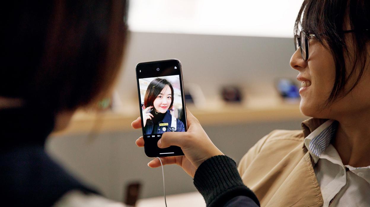 Jóvenes en una tienda de Apple en Shanghai