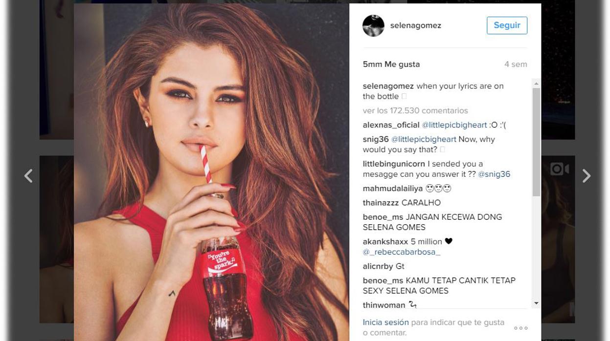 Selena Gómez consiguió hacer historia en Instagram al reunir una gran cantidad de «likes» con esta publicación en la que aparece con un popular refrescos