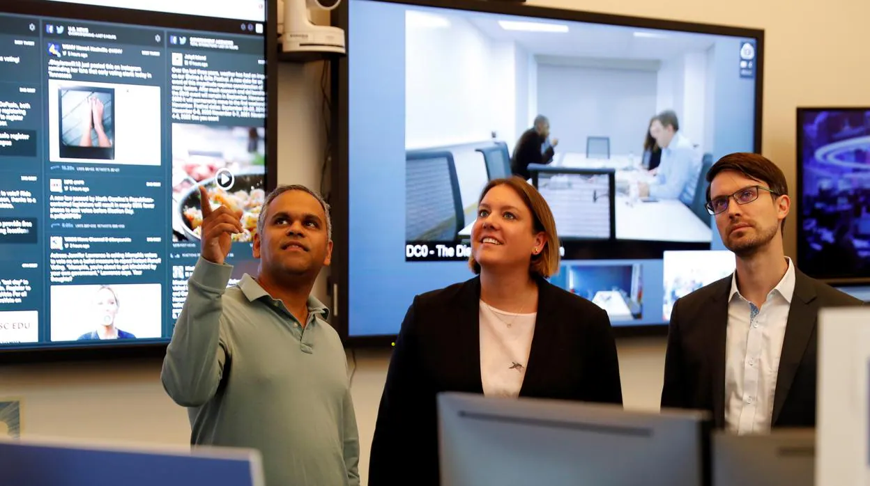 El director de ciberseguridad, Nathaniel Gleicher, (derecha) junto al director de productos de Facebook , Samidh Chakrabarti, y la directora global de compromiso con políticos y gobiernos de la empresa, Katie Harbath