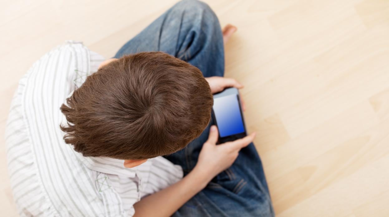 Los menores de 3 años ya pasan el doble de tiempo frente a una pantalla que hace dos décadas